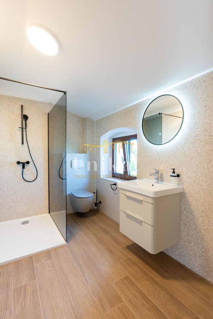 Casa in pietra ristrutturata con piscina